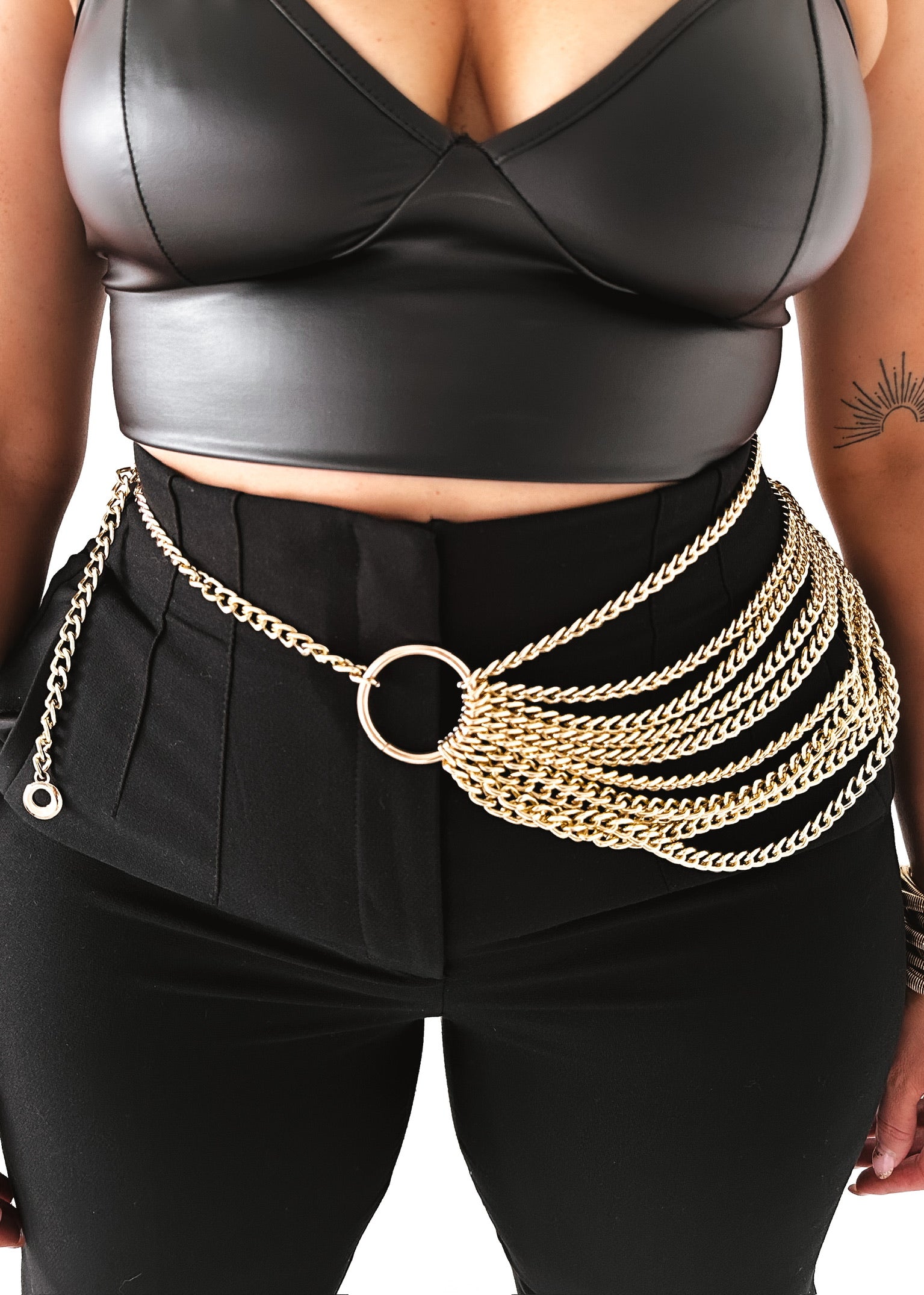 ROUND ABOUT STATEMENT CHAIN BELT – Pebby Forevee ROUND ABOUT STATEMENT CHAIN BELT – Pebby Forevee