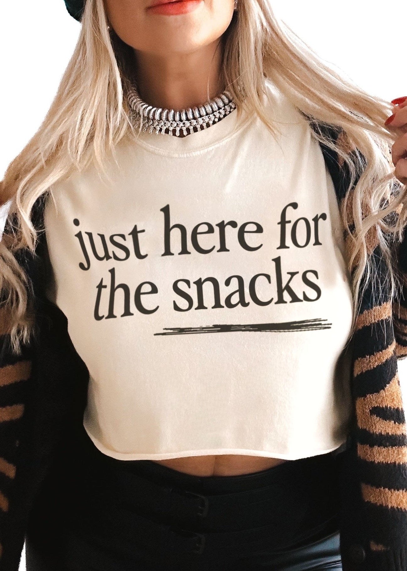 pebby forevee Side Slit Tee CROPPED JUST HERE FOR THE SNACKS GRAPHIC TEE