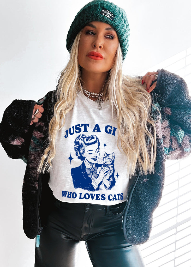 pebby forevee Side Slit Tee JUST A GIRL WHO LOVES CATS GRAPHIC TEE