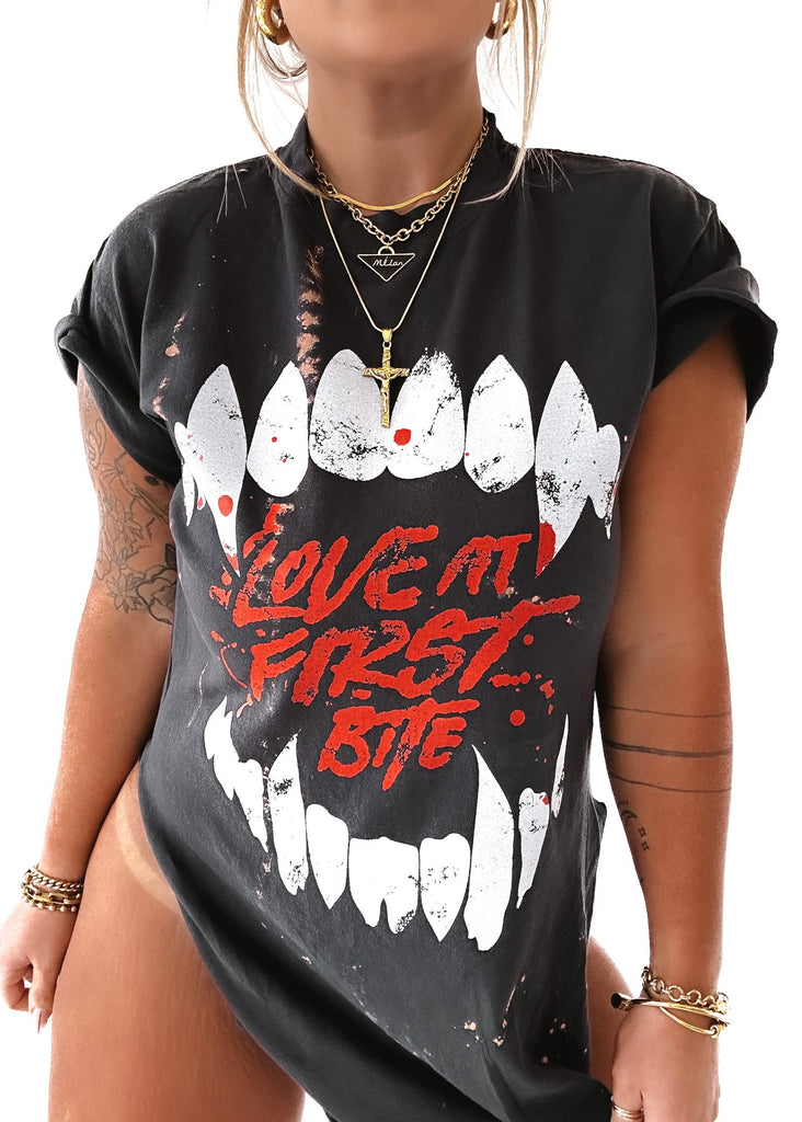 pebby forevee Side Slit Tee LOVE AT FIRST BITE BLEACHED OUT SIDE SLIT TEE