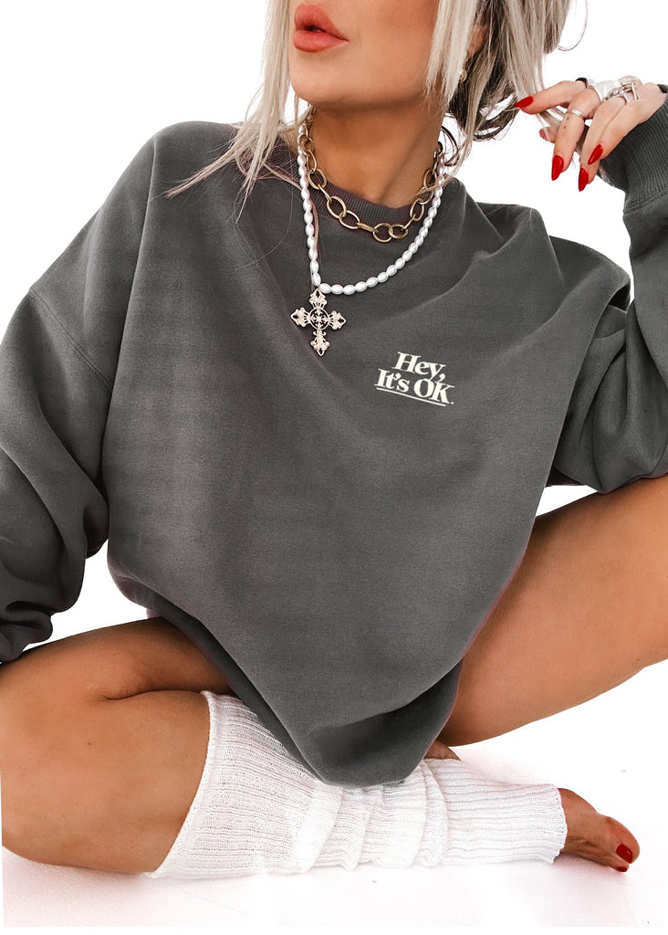 pebby forevee Sweatshirt HEY, IT'S OK OVERSIZED GRAPHIC SWEATSHIRT