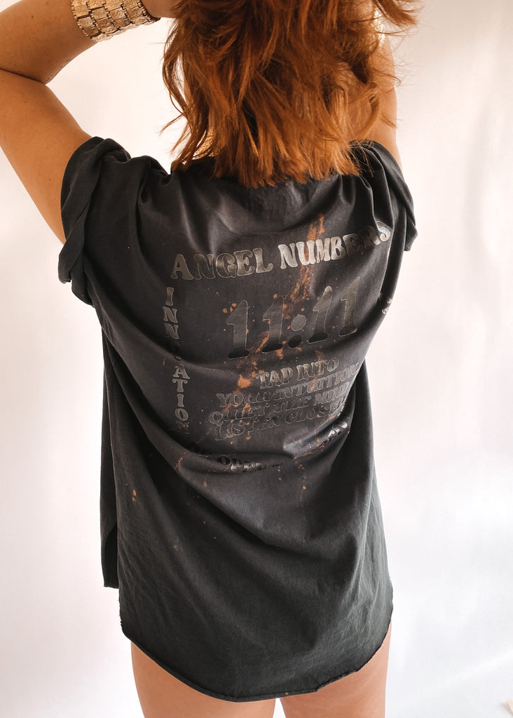 pebby forevee Side Slit Tee 11:11 ANGEL NUMBERS SIDE SLIT TEE