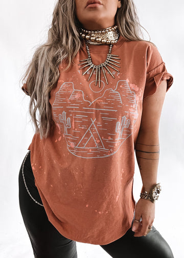pebby forevee Side Slit Tee THE DESERT BLEACHED OUT SIDE SLIT GRAPHIC TEE